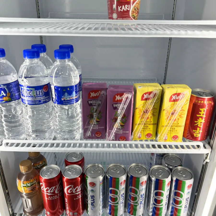Take products from the AI Vision Smart Chiller S400P
